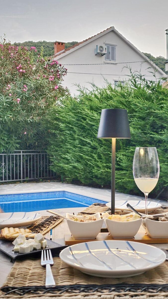 Villa Sazanka — terras met zwembad