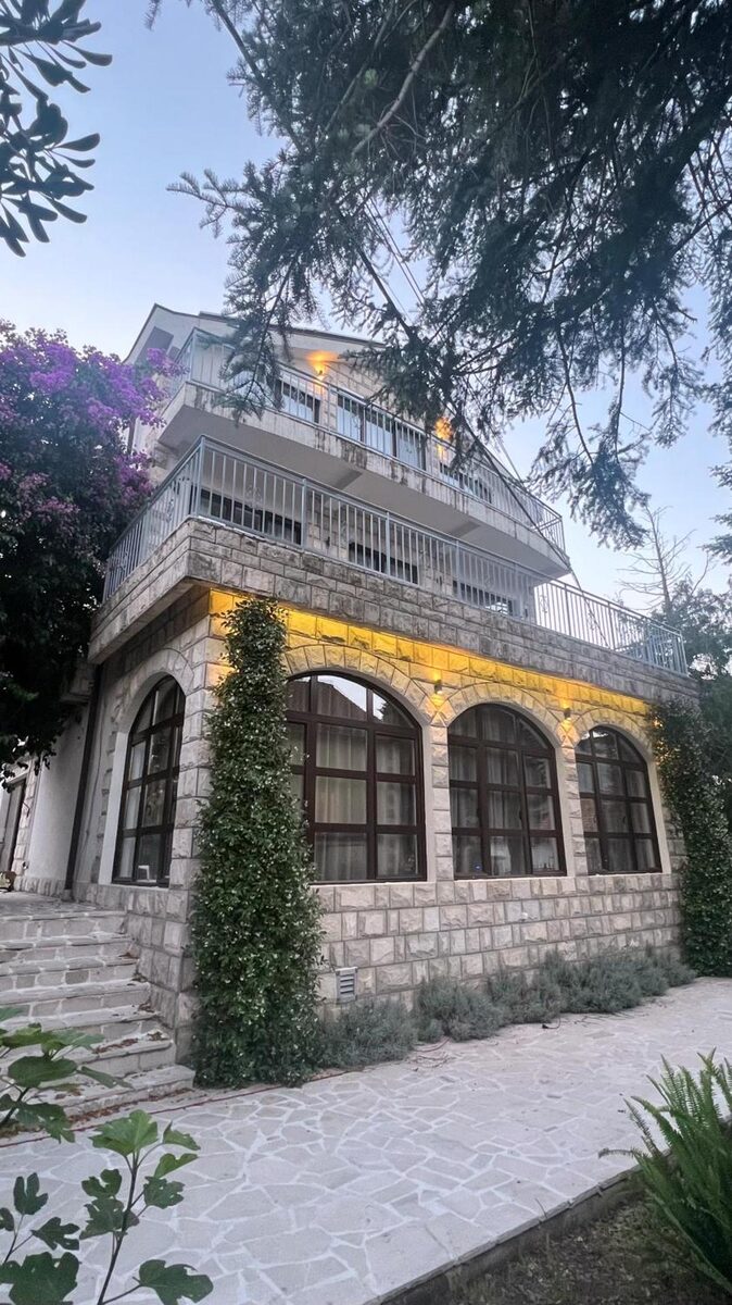 Villa Sazanka — overdekt terras met uitzicht