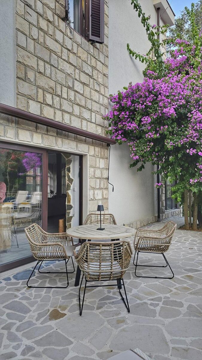 Villa Sazanka — terras met bloemen